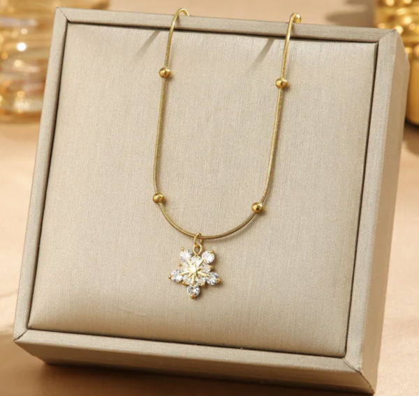 Golden Luxe Snow Flake Pendant Necklace 🎀✨