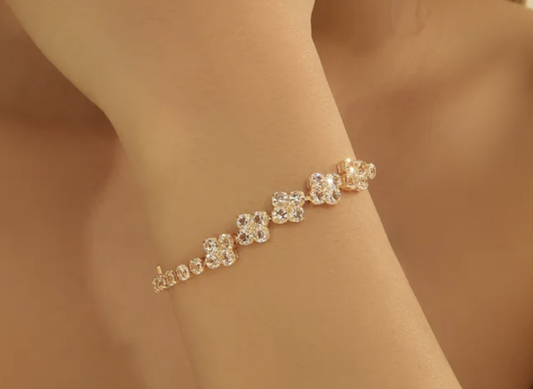 Luxe Fortune Clover Bracelet ✨🍀 - Image 4